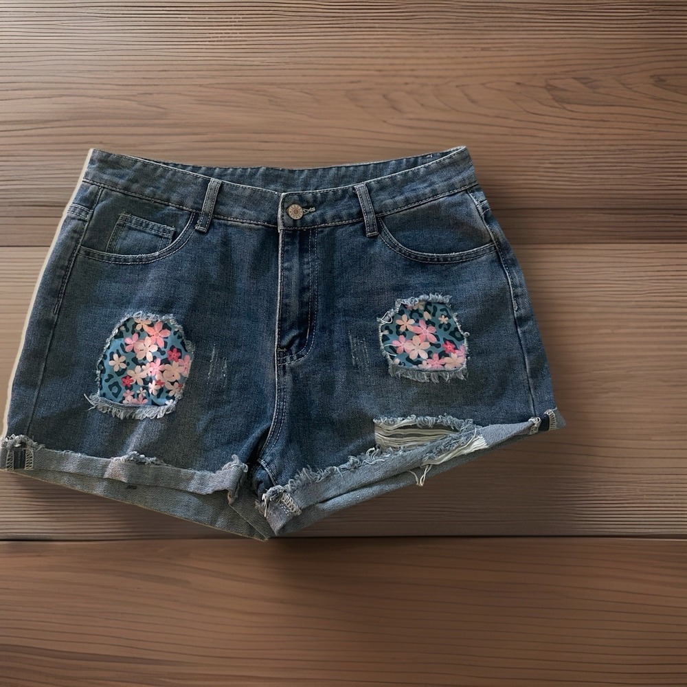 Jeans Size L Jean Shorts Floral Cutouts 5 Pocket Ripped Hem‎
